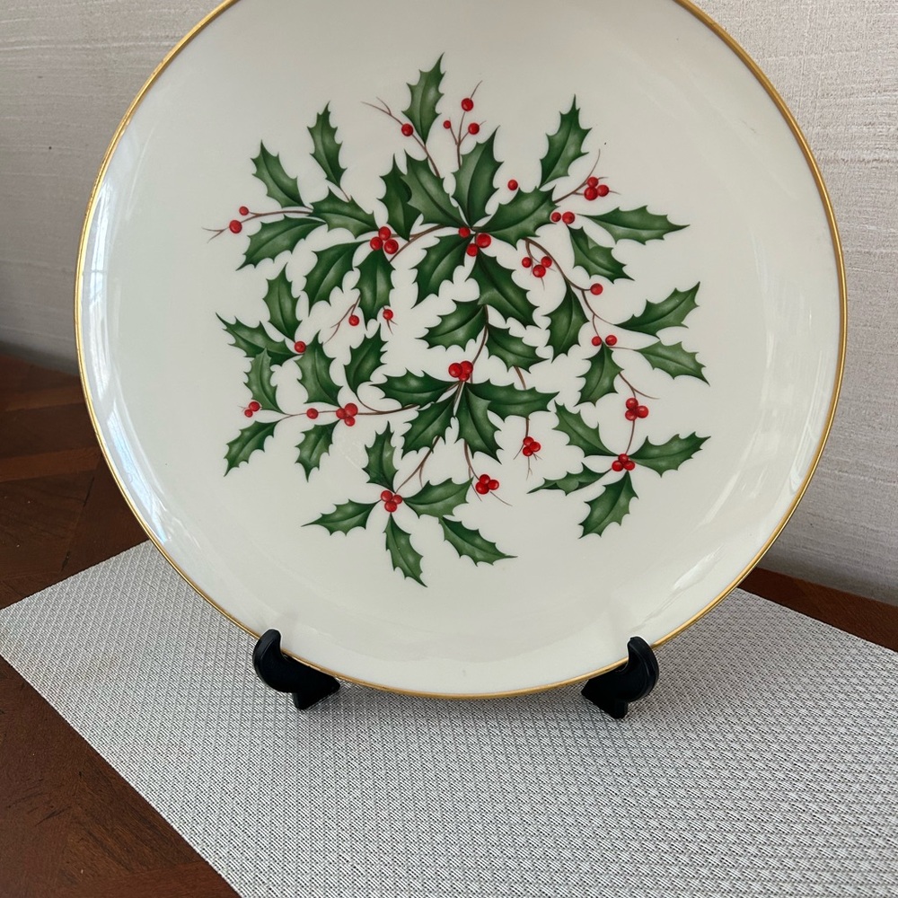Lenox Holly Berry Christmas Round Serving Platter, Gold Trim, serving dish